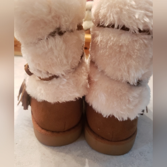 Gorgeous fur lined (inside and out) ankle boots. Never worn. Great condition. - Picture 8 of 8